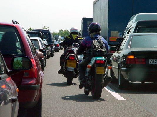 Zwei Eilige schl&auml;ngeln sich durch